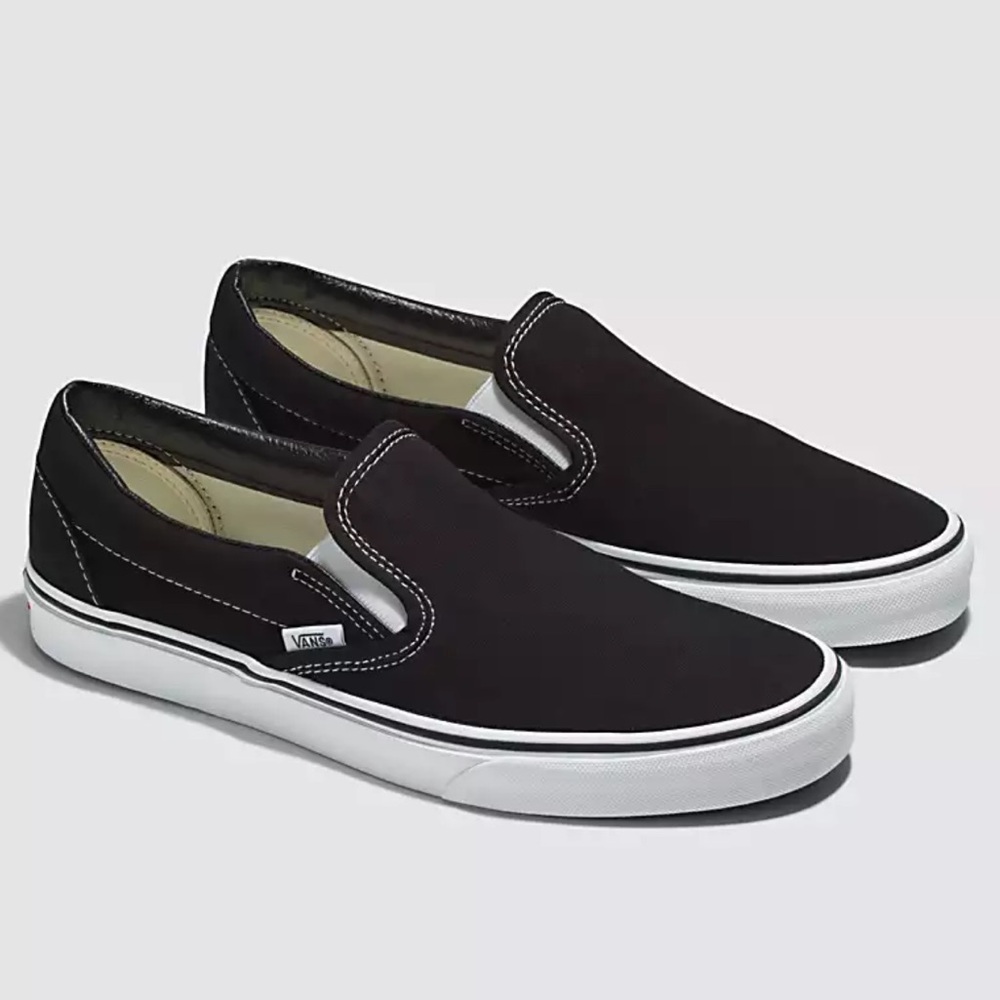 Vans WMNS Classic Slip-On Black
VN000EYEBLK
Sneakers